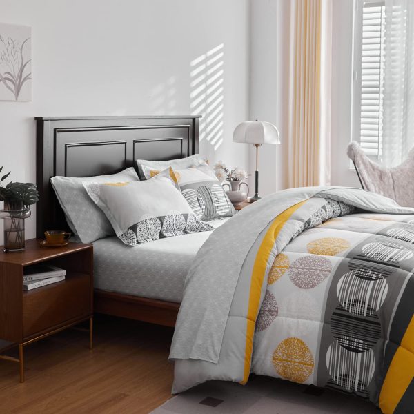 Geometric striped print bedding set