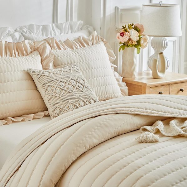 Cream-colored ruffled quilted duvet cover